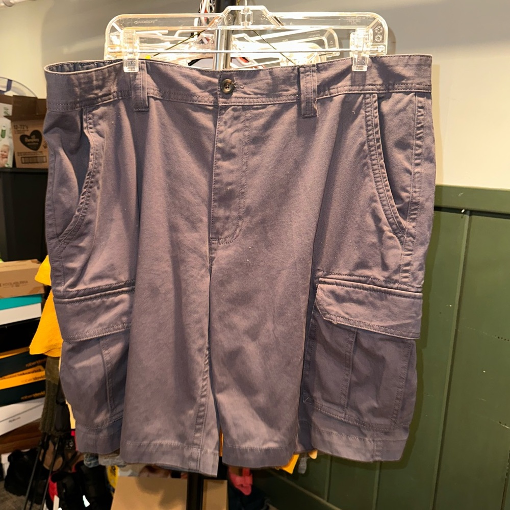 Men’s Amazon essentials cargo shorts size 40